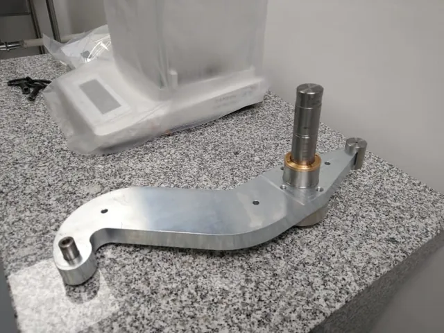 Brazo de aluminio con perno sobre una placa de granito