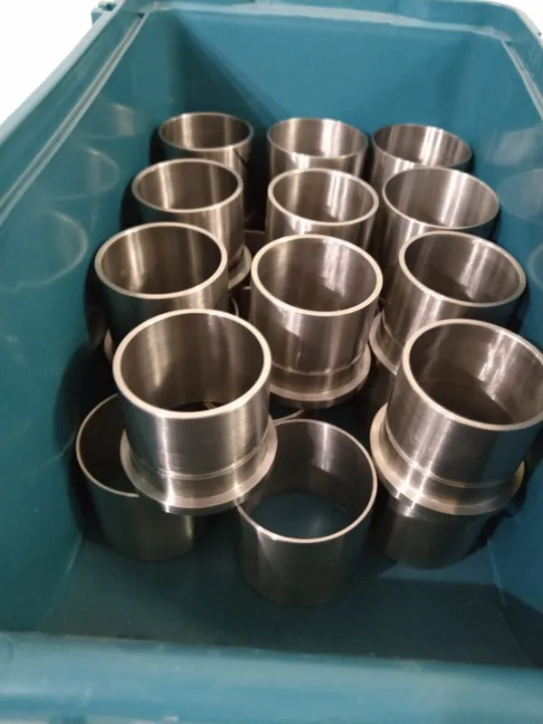 Bujes cilíndricos de acero en una caja