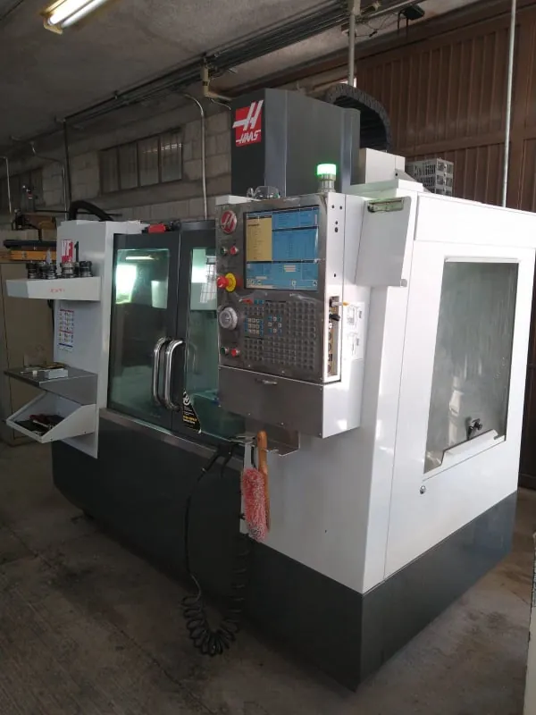 Centro vertical de maquinado CNC con panel de control