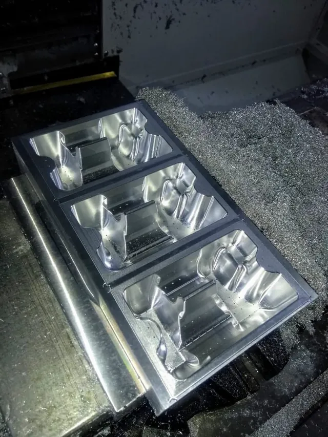 Placa de aluminio con cavidades maquinadas