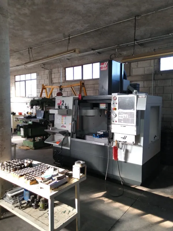 Centro de maquinado CNC con mesa de trabajo